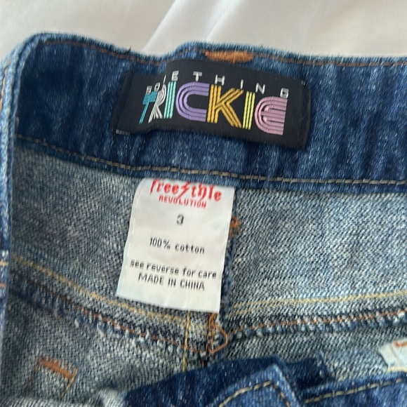 Size 3 distressed denim shorts - Picture 3 of 3